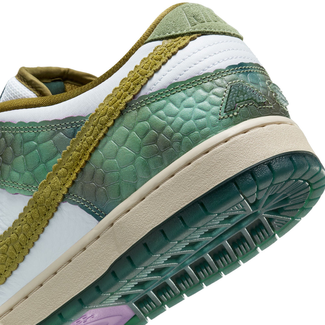 Nike SB Dunk Low Pro QS (Chameleon) - Oil Green / Desert Moss / White Vert Petrol